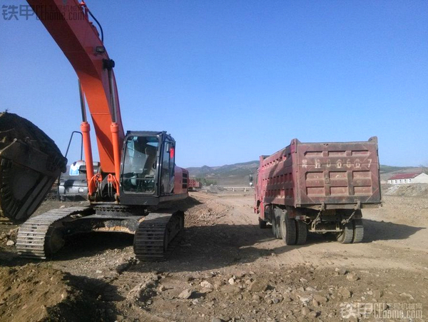 Excavator Truck Loading Techniques: Improving Efficiency in Flat Ground Operations
