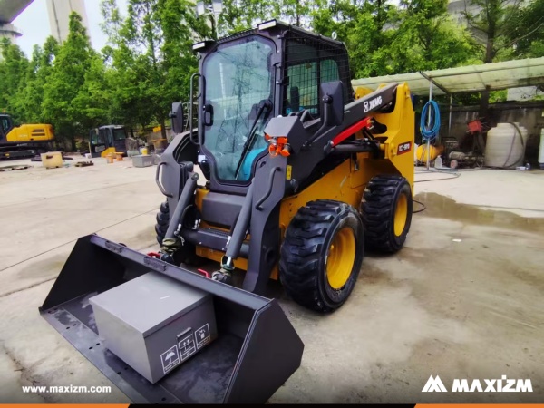 Armenia - 1 Unit XCMG XC7-SR10 Skid Steer Loader & 1 LONKING CPCD30 Forklift
