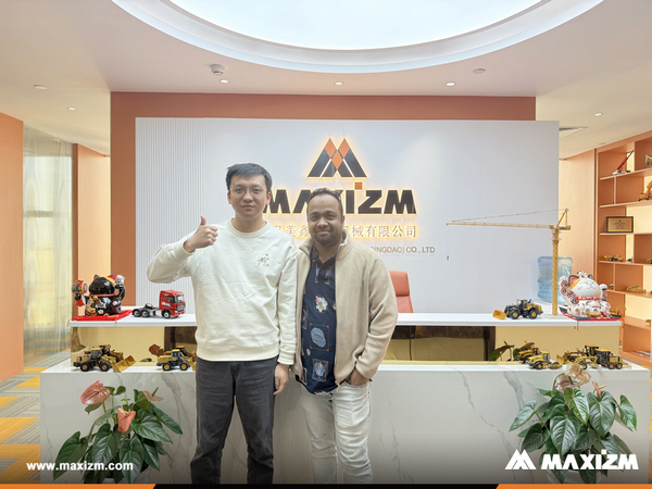 UAE Client Visited MAXIZM Office And XCMG Factory