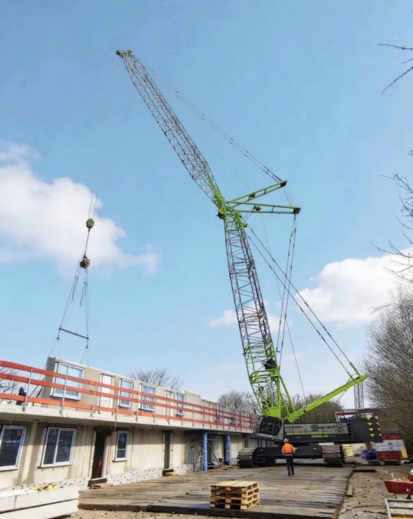 ZOOMLION Delivers ZCC2200AE5 Crawler Crane to Netherlands, Expanding into European High-End Market